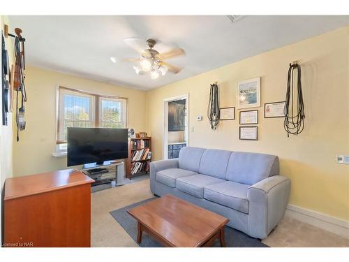 180 Chantler Road, Pelham, ON - Indoor Photo Showing Living Room