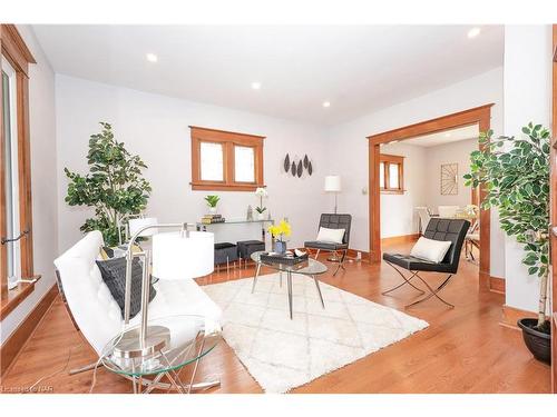 5810 Symmes Street, Niagara Falls, ON - Indoor Photo Showing Living Room