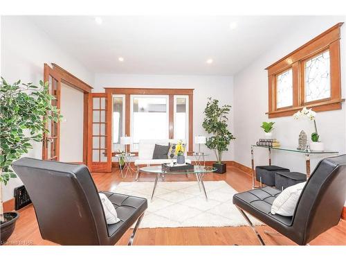 5810 Symmes Street, Niagara Falls, ON - Indoor Photo Showing Living Room