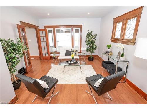 5810 Symmes Street, Niagara Falls, ON - Indoor Photo Showing Living Room