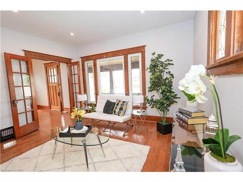 5810 Symmes Street, Niagara Falls, ON - Indoor Photo Showing Living Room