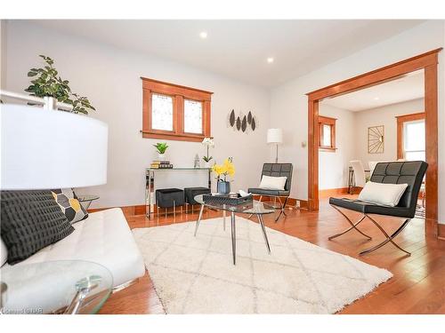 5810 Symmes Street, Niagara Falls, ON - Indoor Photo Showing Living Room