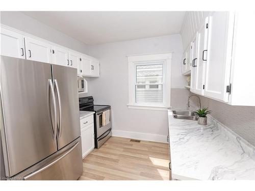 5810 Symmes Street, Niagara Falls, ON - Indoor Photo Showing Kitchen