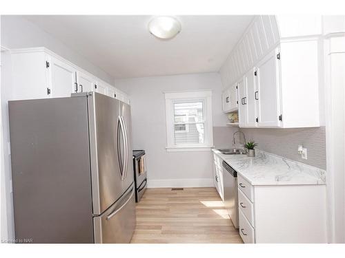 5810 Symmes Street, Niagara Falls, ON - Indoor Photo Showing Kitchen With Double Sink