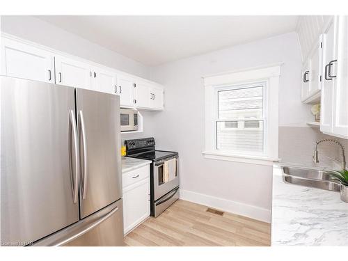 5810 Symmes Street, Niagara Falls, ON - Indoor Photo Showing Kitchen With Double Sink