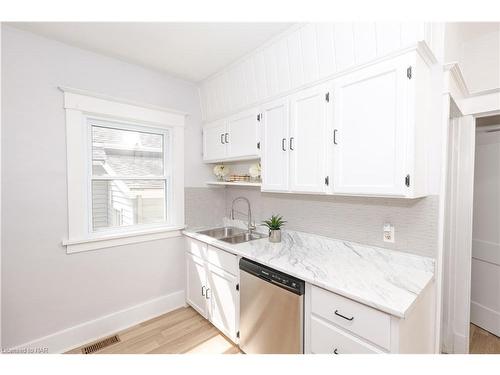 5810 Symmes Street, Niagara Falls, ON - Indoor Photo Showing Kitchen With Double Sink