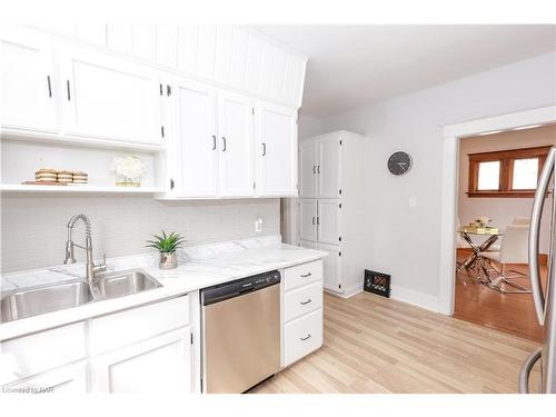 5810 Symmes Street, Niagara Falls, ON - Indoor Photo Showing Kitchen