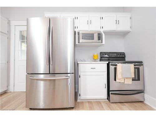 5810 Symmes Street, Niagara Falls, ON - Indoor Photo Showing Kitchen