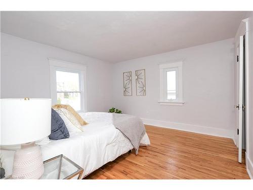 5810 Symmes Street, Niagara Falls, ON - Indoor Photo Showing Bedroom