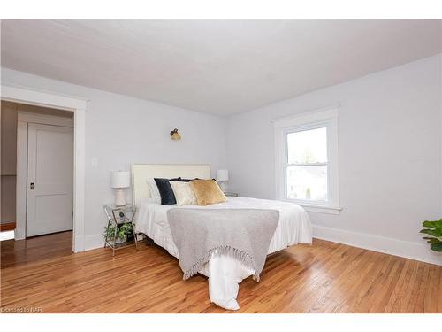 5810 Symmes Street, Niagara Falls, ON - Indoor Photo Showing Bedroom