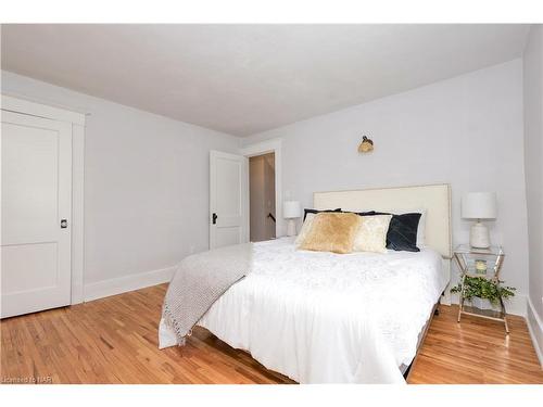 5810 Symmes Street, Niagara Falls, ON - Indoor Photo Showing Bedroom