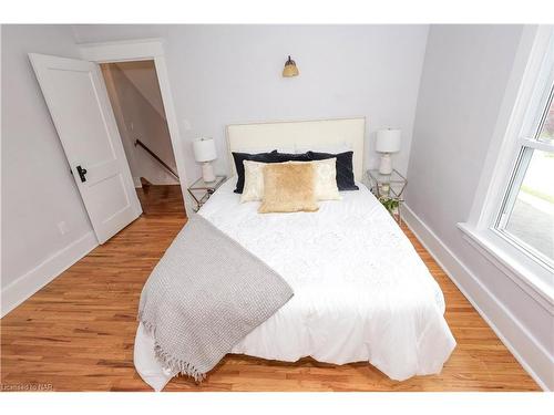 5810 Symmes Street, Niagara Falls, ON - Indoor Photo Showing Bedroom