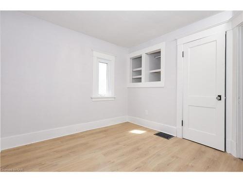 5810 Symmes Street, Niagara Falls, ON - Indoor Photo Showing Other Room