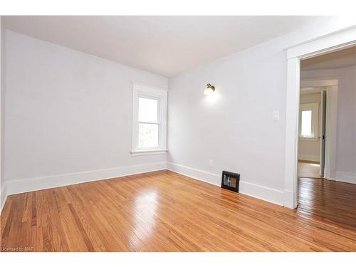 5810 Symmes Street, Niagara Falls, ON - Indoor Photo Showing Other Room