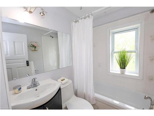 5810 Symmes Street, Niagara Falls, ON - Indoor Photo Showing Bathroom