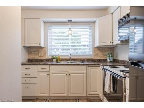 68-151 Linwell Road, St. Catharines, ON - Indoor Photo Showing Kitchen With Double Sink