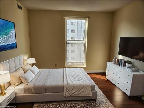 812-135 James Street S, Hamilton, ON - Indoor Photo Showing Bedroom