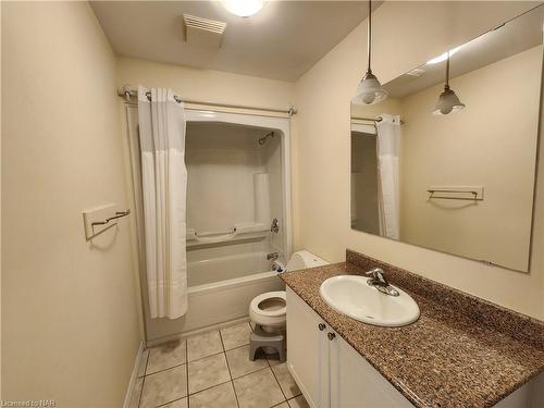 812-135 James Street S, Hamilton, ON - Indoor Photo Showing Bathroom