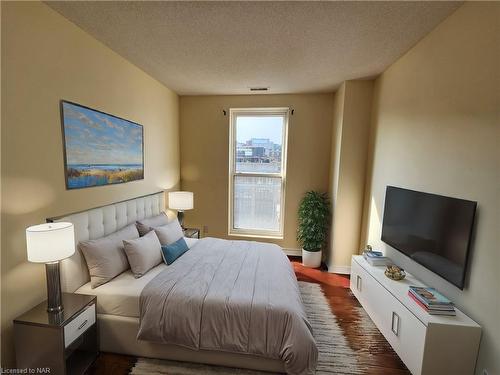 812-135 James Street S, Hamilton, ON - Indoor Photo Showing Bedroom