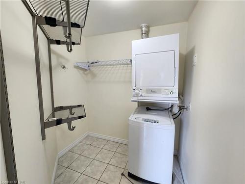 812-135 James Street S, Hamilton, ON - Indoor Photo Showing Laundry Room