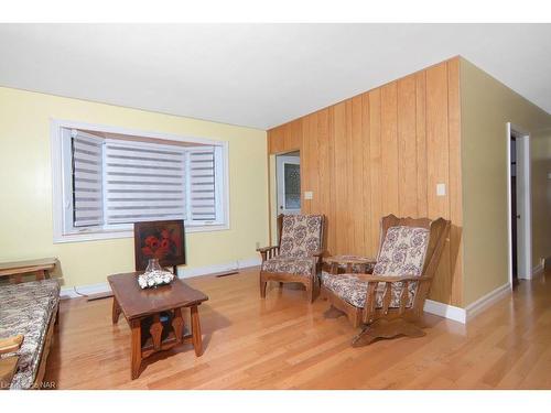 344 Dufferin Street, Fort Erie, ON - Indoor Photo Showing Living Room