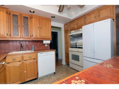 344 Dufferin Street, Fort Erie, ON - Indoor Photo Showing Kitchen