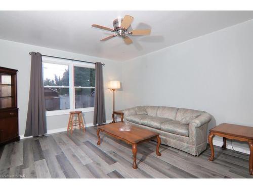 344 Dufferin Street, Fort Erie, ON - Indoor Photo Showing Living Room