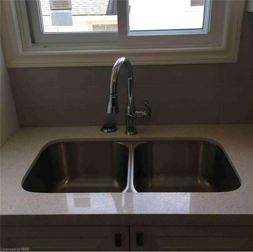 6893 Warden Avenue, Niagara Falls, ON - Indoor Photo Showing Kitchen With Double Sink