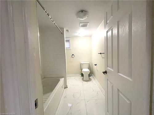 6893 Warden Avenue, Niagara Falls, ON - Indoor Photo Showing Bathroom