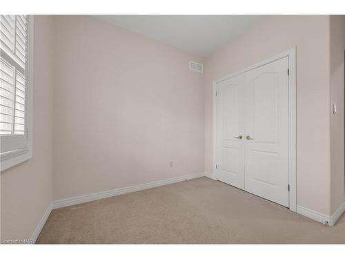 6-42 Concord Street, Fonthill, ON - Indoor Photo Showing Other Room