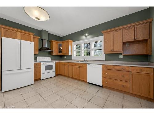 6-42 Concord Street, Fonthill, ON - Indoor Photo Showing Kitchen With Double Sink