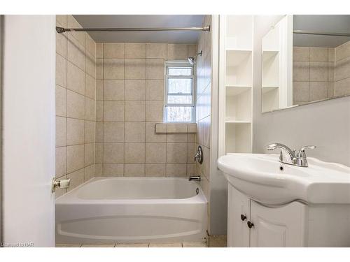 17 Mccalla Drive, St. Catharines, ON - Indoor Photo Showing Bathroom
