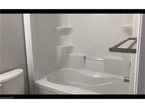 31 Rose Avenue Sw, Welland, ON - Indoor Photo Showing Bathroom