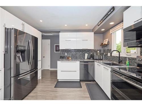 9 Greemore Court, St. Catharines, ON - Indoor Photo Showing Kitchen With Stainless Steel Kitchen With Upgraded Kitchen
