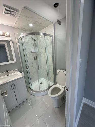 330 Dieppe Street, Welland, ON - Indoor Photo Showing Bathroom