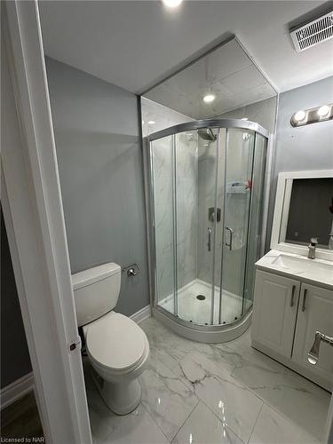 330 Dieppe Street, Welland, ON - Indoor Photo Showing Bathroom