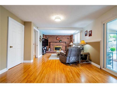 10 D'Everardo Drive, Fonthill, ON - Indoor Photo Showing Living Room With Fireplace
