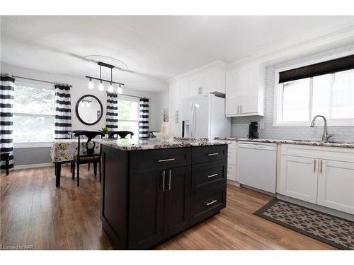 10 D'Everardo Drive, Fonthill, ON - Indoor Photo Showing Kitchen