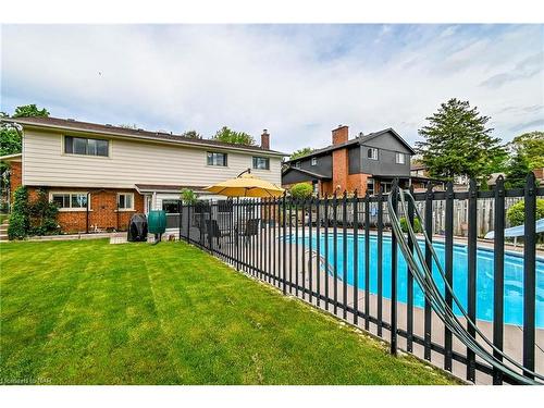 10 D'Everardo Drive, Fonthill, ON - Outdoor With In Ground Pool