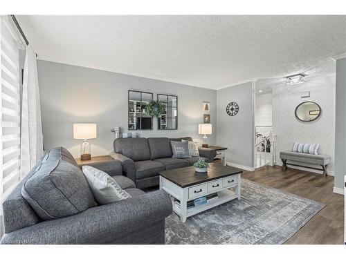 15 Trent Avenue, Welland, ON - Indoor Photo Showing Living Room