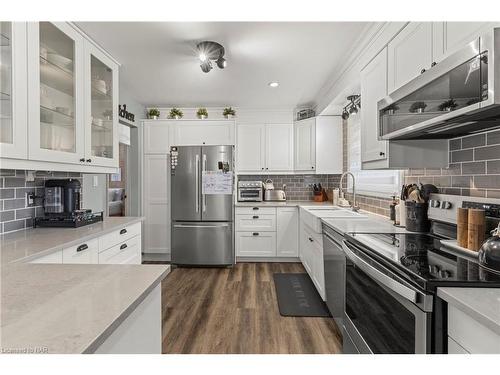 15 Trent Avenue, Welland, ON - Indoor Photo Showing Kitchen
