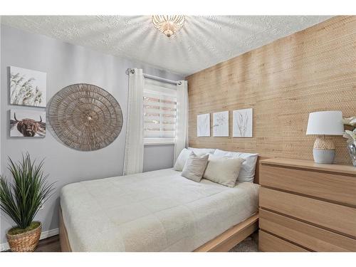 15 Trent Avenue, Welland, ON - Indoor Photo Showing Bedroom