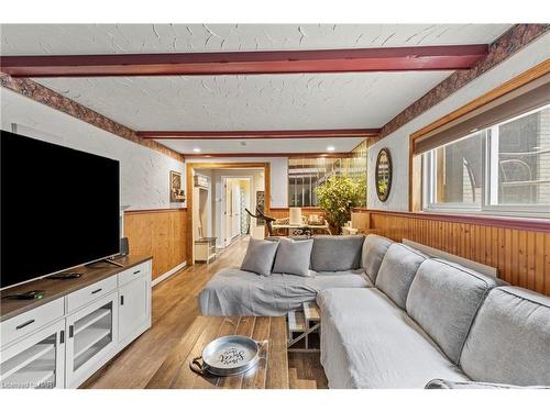 15 Trent Avenue, Welland, ON - Indoor Photo Showing Living Room