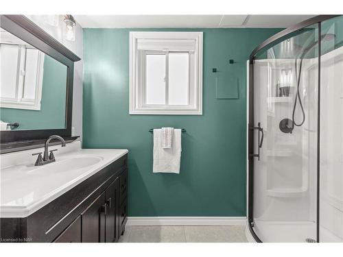 15 Trent Avenue, Welland, ON - Indoor Photo Showing Bathroom