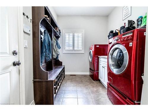 81 Michael Drive, Welland, ON - Indoor Photo Showing Laundry Room