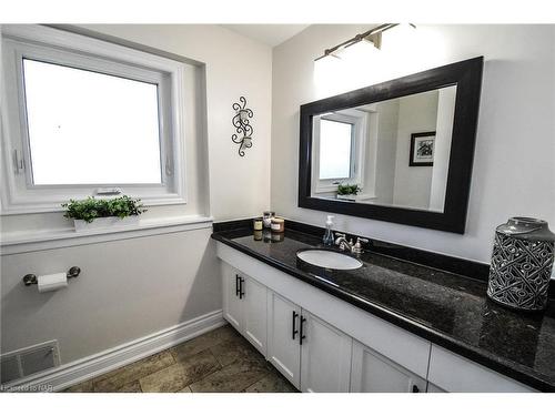 11 Preston Drive, St. Catharines, ON - Indoor Photo Showing Bathroom