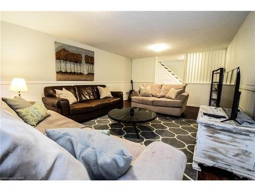 11 Preston Drive, St. Catharines, ON - Indoor Photo Showing Living Room