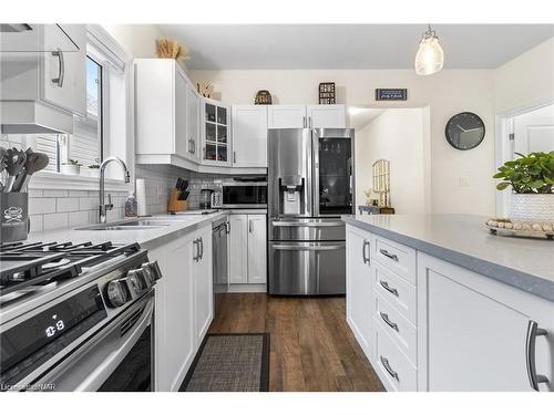 430 Williams Crescent, Fort Erie, ON - Indoor Photo Showing Kitchen With Stainless Steel Kitchen With Double Sink With Upgraded Kitchen