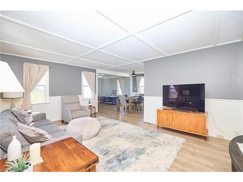 1171 Mcnab Road, Niagara-On-The-Lake, ON - Indoor Photo Showing Living Room