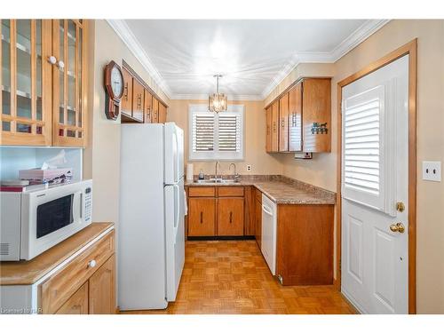 5879 Swayze Drive, Niagara Falls, ON - Indoor Photo Showing Kitchen With Double Sink
